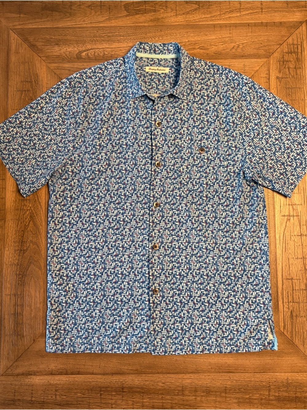 Tommy Bahama Silk Blue & Purple
Geometric Print Hawaiian Shirt
Mens Size Medium